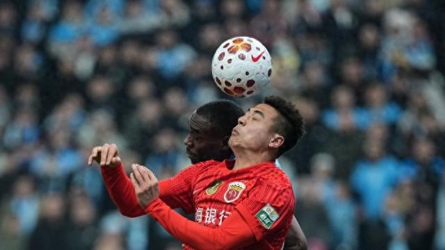 观察:没有利刃时盾牌也是进攻利器,海港依靠“定位导弹”赢下保级大战有启示|上海海港|蒋光太|魏震|角球|后卫_新浪体育_新浪新闻