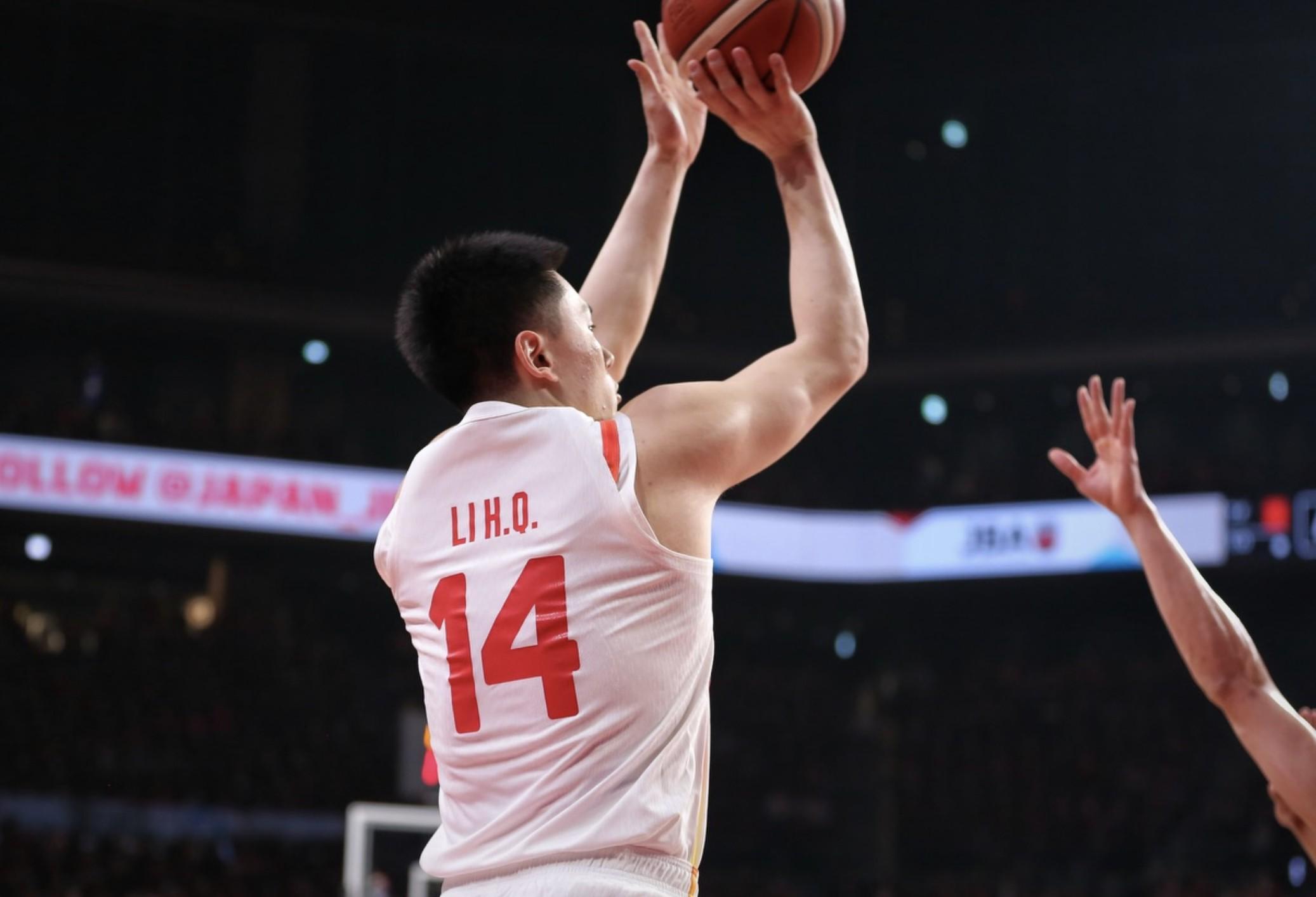 B体育-奶爸超绝表现,李弘权投篮6中3得9分10板,正负值全队最高+21